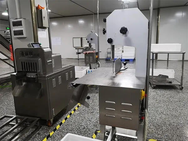 Instalação e ajuste no local de máquinas de corte de carne suína