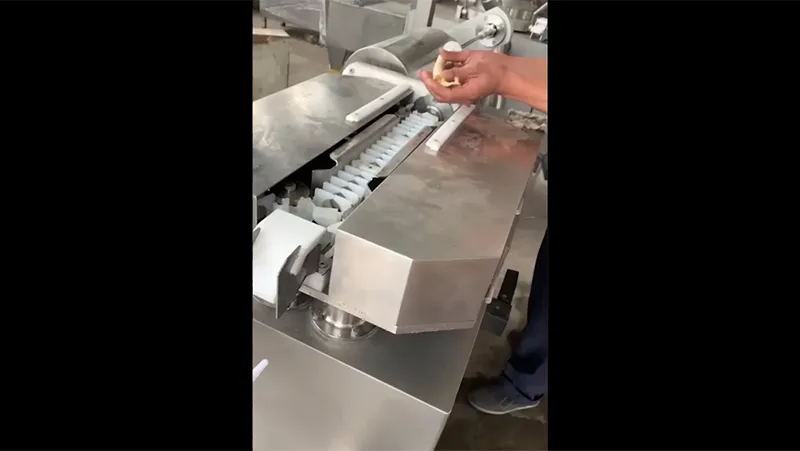 Máquina para torcer e pendurar embutidos